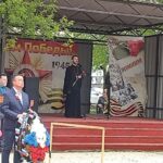 Торжественный митинг в поселке Латная, 9 мая 2022 года. Слово поздравления настоятеля Троицкого храма свящ. Максима Махина