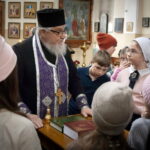 Девица-школьники 4 класса в храме-День православной книги-2026 (1)