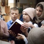Девица-школьники 4 класса в храме-День православной книги-2026 (3)