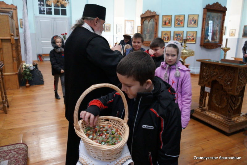 Девица, школьники в храме, ноябрь 2018 (5)