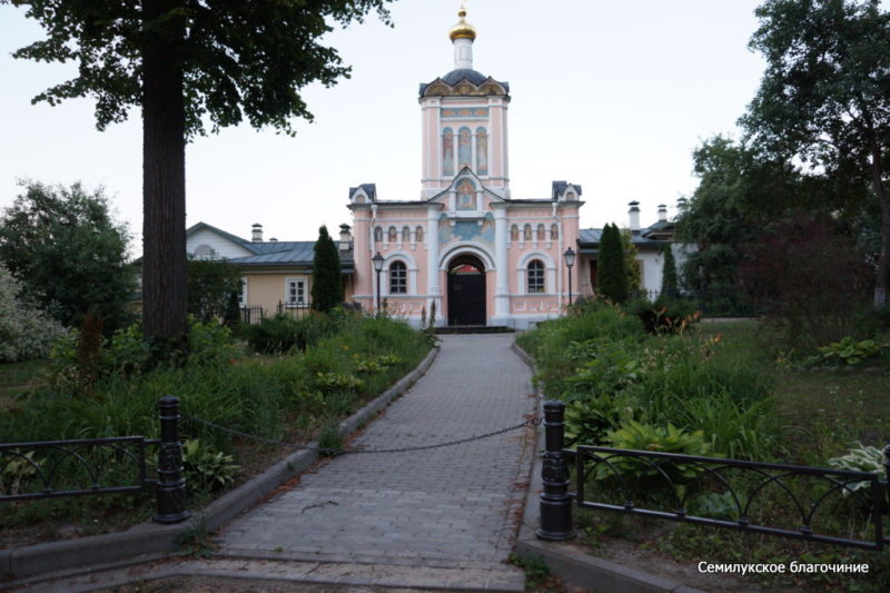 июнь 2019, Девица в Оптиной Пустыни (1)