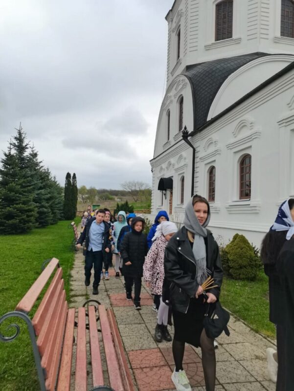 Воспитанники Губаревской школы в храме на Пасху_2023 (5)
