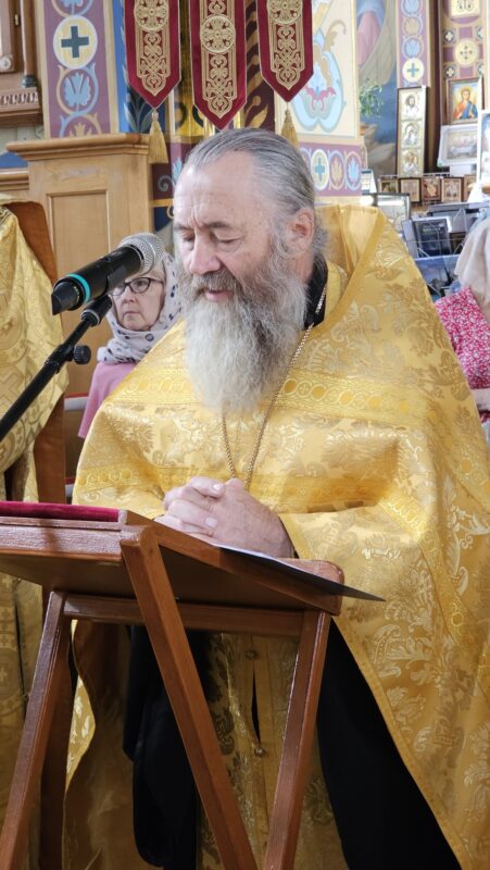 клирики Семилукского благочиния у ковчега с мощами св_патр_Тихона-июль 2025 (2)