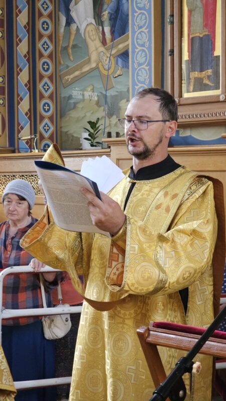 клирики Семилукского благочиния у ковчега с мощами св_патр_Тихона-июль 2025 (3)