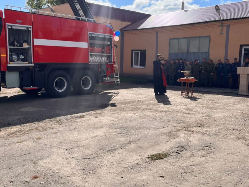 Землянск-чин освящения новой пожарной машины-осень 2025 (6)
