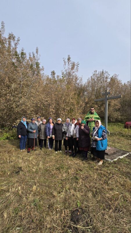 Молебен у Поклонного креста в с_Перекоповка-октябрь 2025 (2)