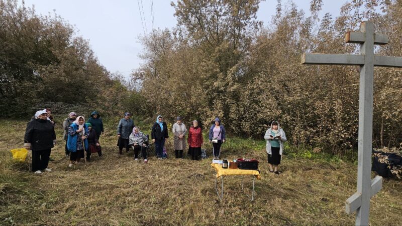 Молебен у Поклонного креста в с_Перекоповка-октябрь 2025 (5)