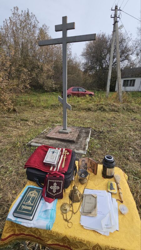 Молебен у Поклонного креста в с_Перекоповка-октябрь 2025 (6)