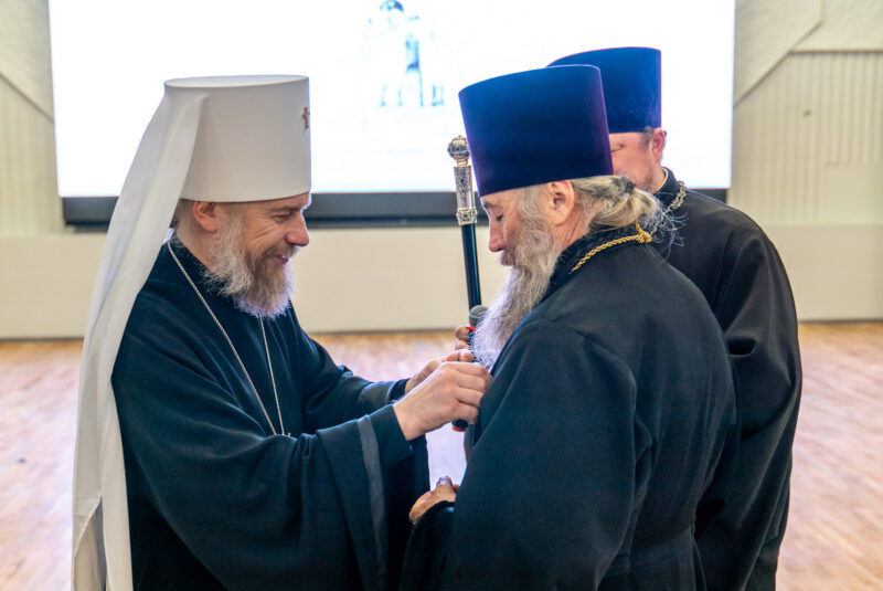 Благовещенские пед_чтения-2026-награждение прот_Василия Попова (4)