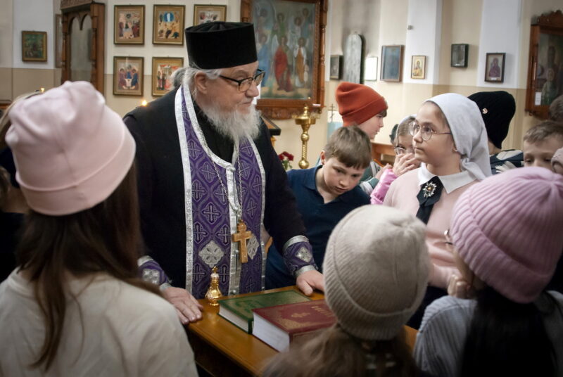 Девица-школьники 4 класса в храме-День православной книги-2026 (1)