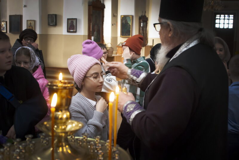 Девица-школьники 4 класса в храме-День православной книги-2026 (10)