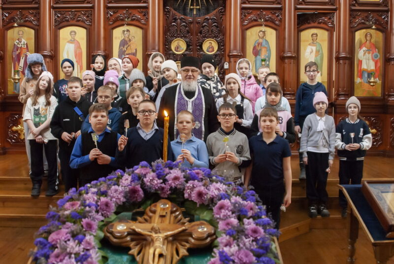 Девица-школьники 4 класса в храме-День православной книги-2026 (14)