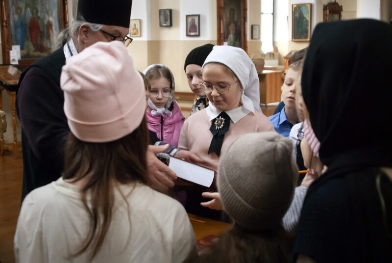 Девица-школьники 4 класса в храме-День православной книги-2026 (2)