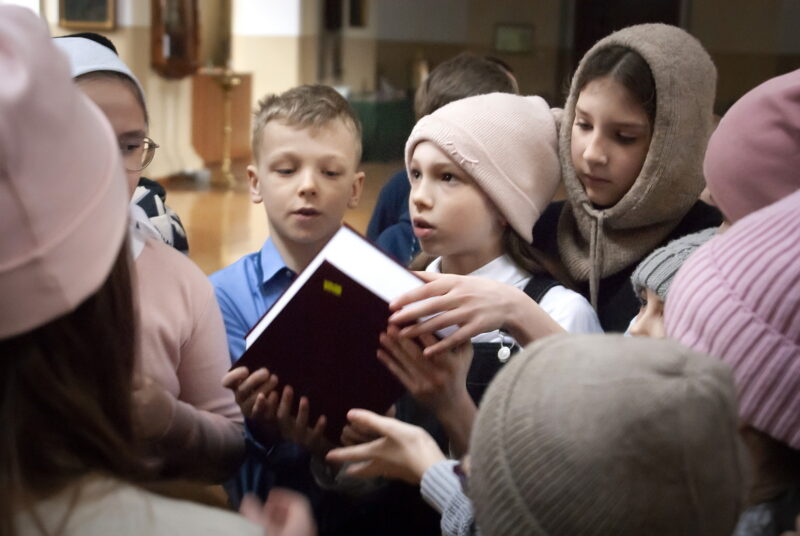 Девица-школьники 4 класса в храме-День православной книги-2026 (3)