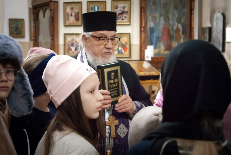 Девица-школьники 4 класса в храме-День православной книги-2026 (6)