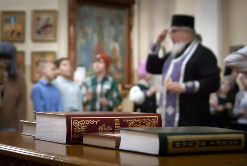 Девица-школьники 4 класса в храме-День православной книги-2026 (7)