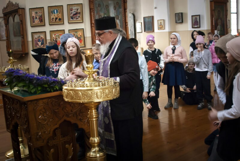 Девица-школьники 4 класса в храме-День православной книги-2026 (8)