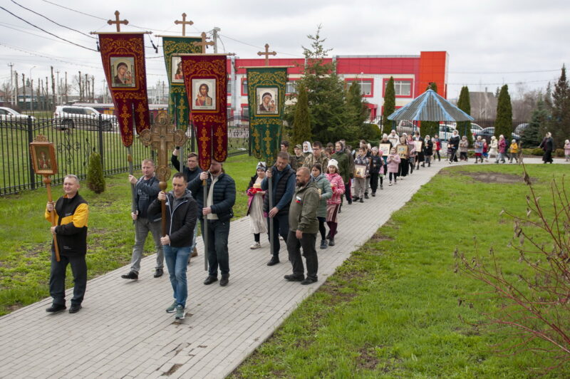 Девица_Пасхальный Кретсный ход-школьники (4)
