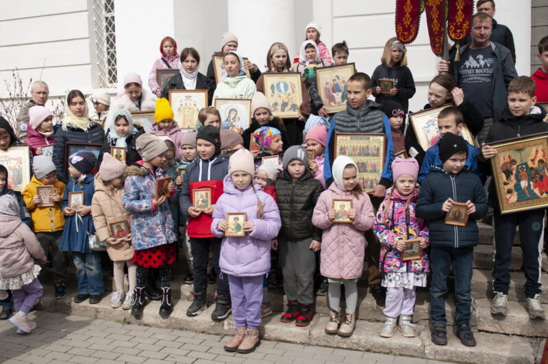 Девица_Пасхальный Кретсный ход-школьники (5)